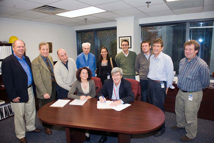 Representatives of Jefferson Lab and the Istituto Nazionale di Fisica Nucleare (INFN-Italy)
